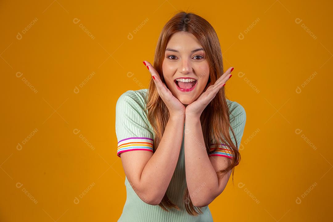 Jovem ruiva sorrindo olhando para Câmera