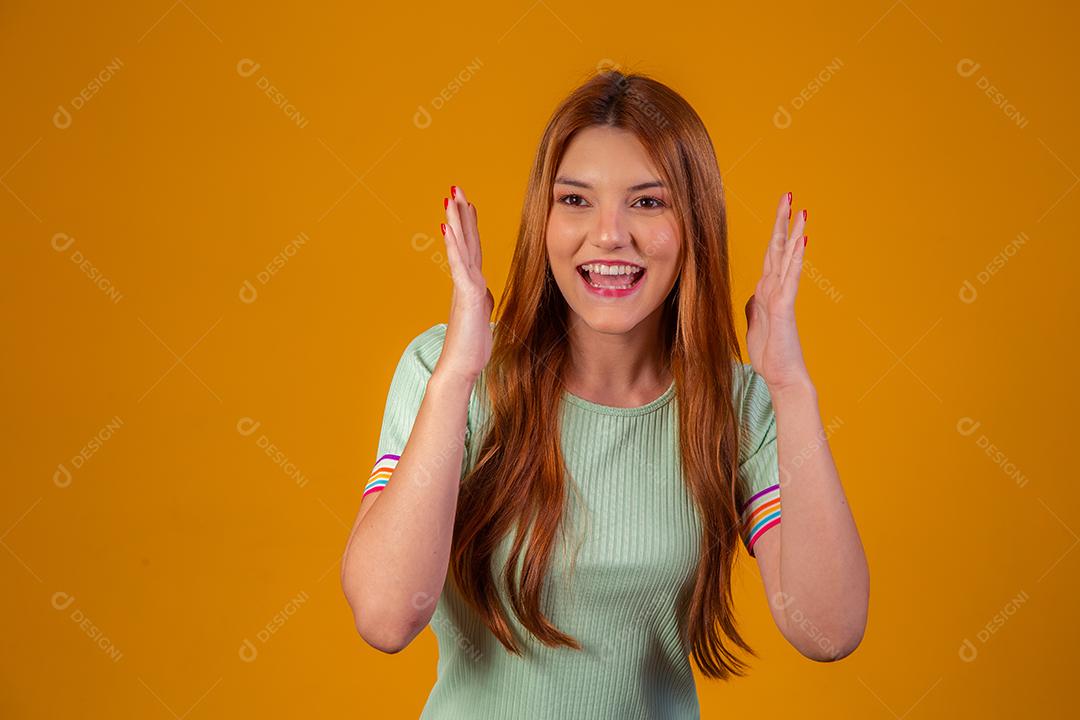 Linda Jovem Ruiva feliz expressando gesto chocada e surpresa