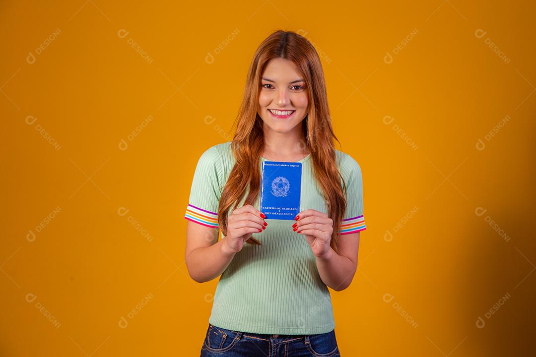 Linda Jovem Ruiva com Carteira de Trabalho