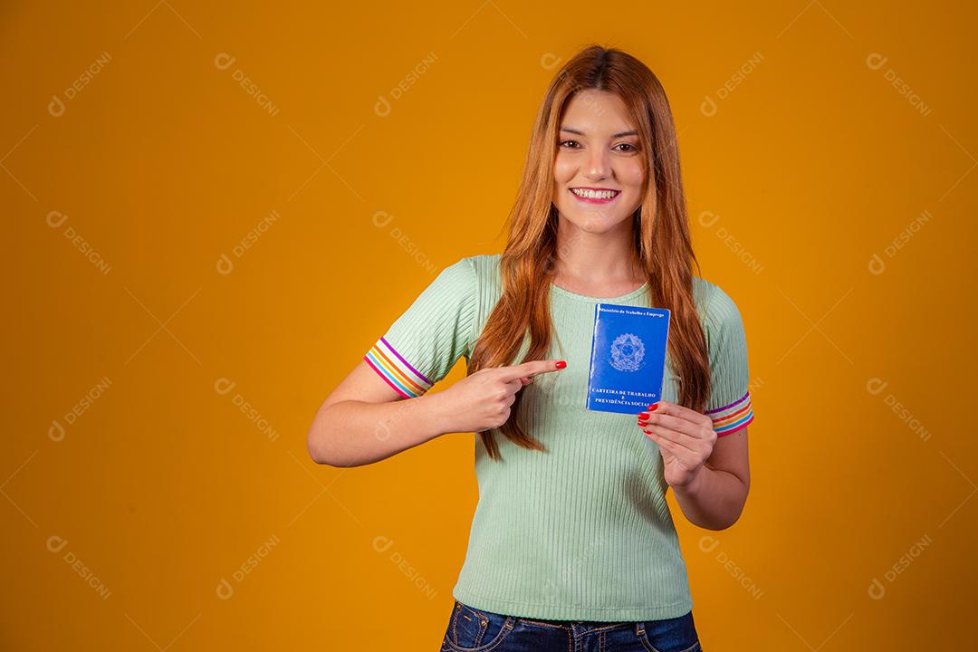 Linda Jovem Ruiva com Carteira de Trabalho