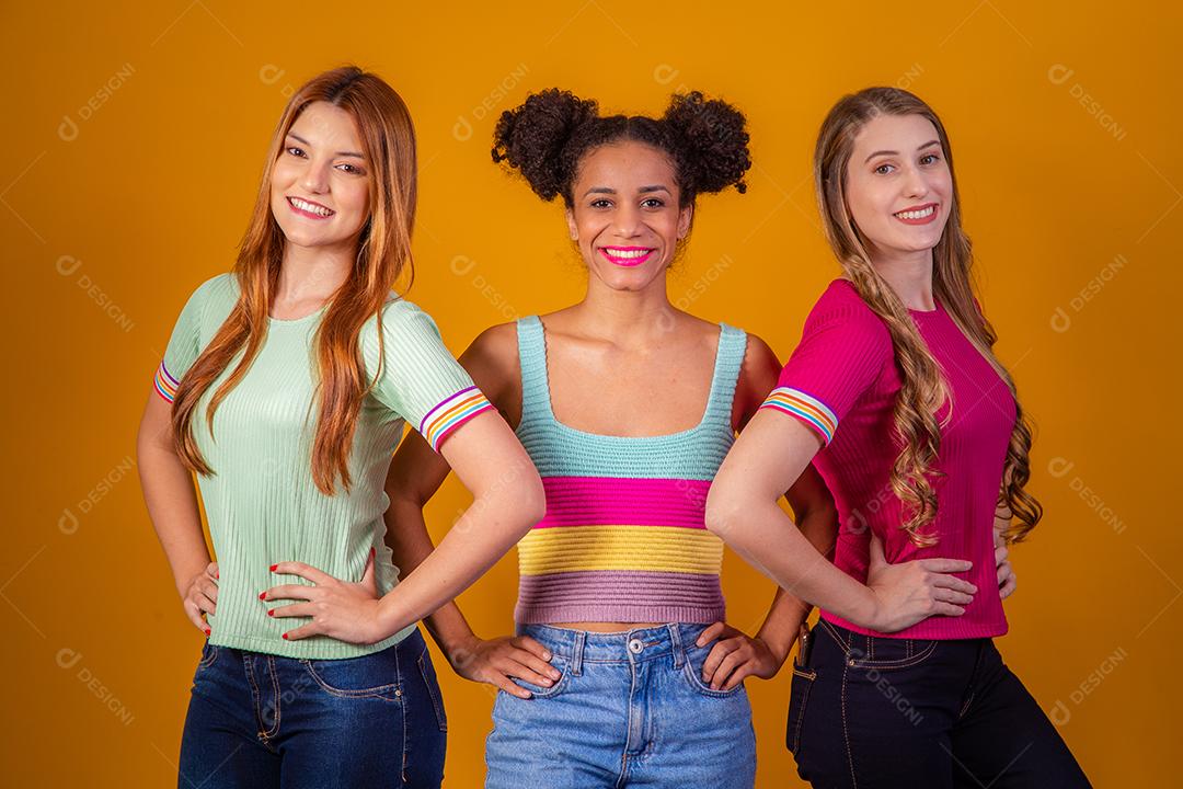 Lindas Jovens Ruiva Afro e Loira Sorrindo