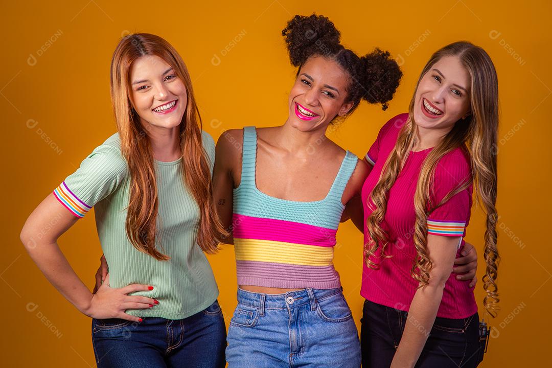 Lindas Jovens Ruiva Afro e Loira Sorrindo