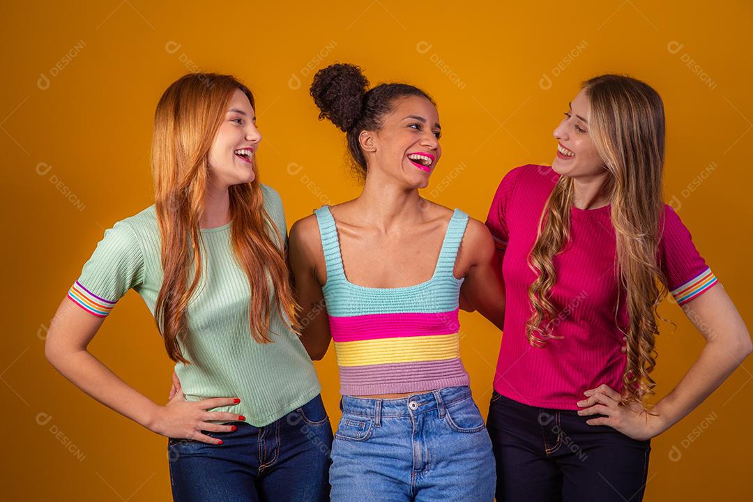 Lindas Jovens Ruiva Afro e Loira Sorrindo