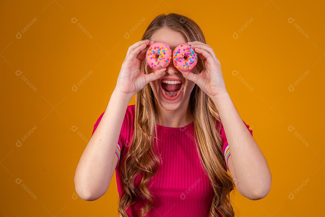 Linda Jovem Loira com Donuts Coloridos