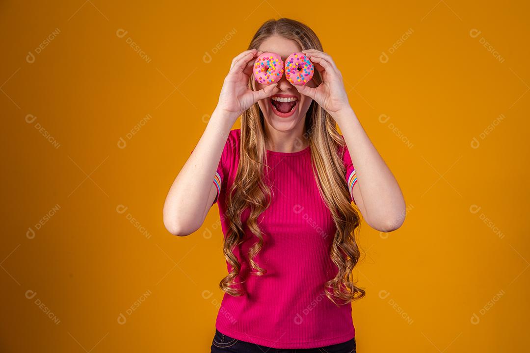 Linda Jovem Loira com Donuts Coloridos
