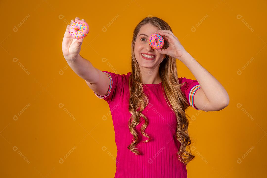 Linda Jovem Loira com Donuts Coloridos