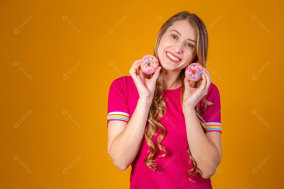 Linda Jovem Loira com Donuts Coloridos