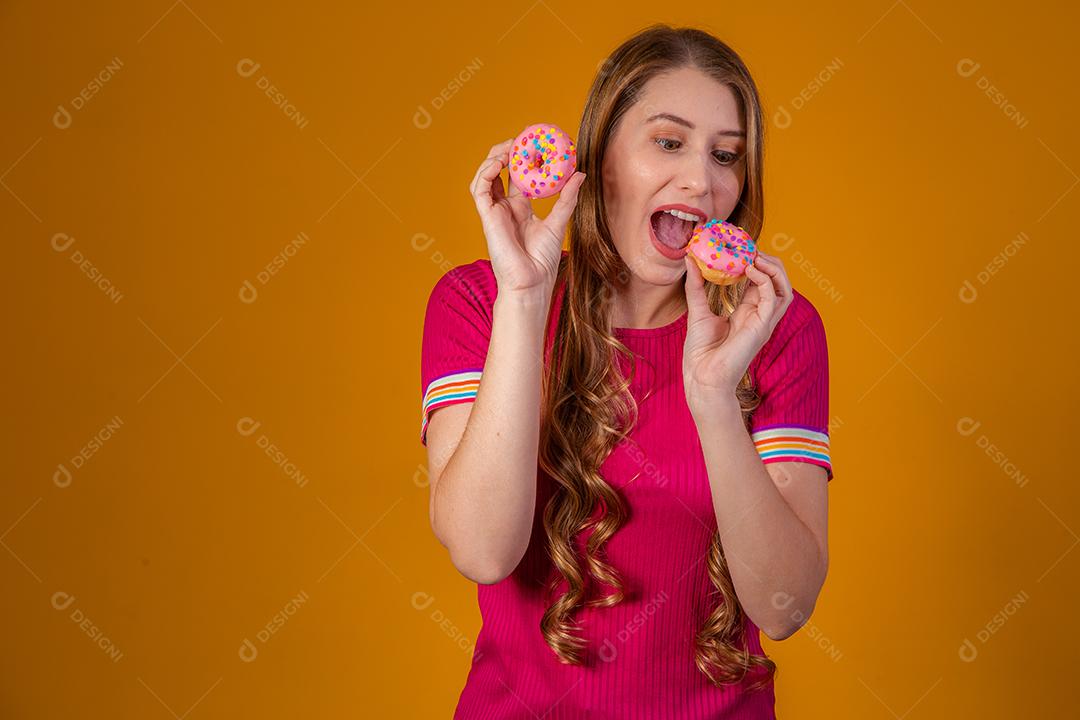 Linda Jovem Loira com Donuts Coloridos