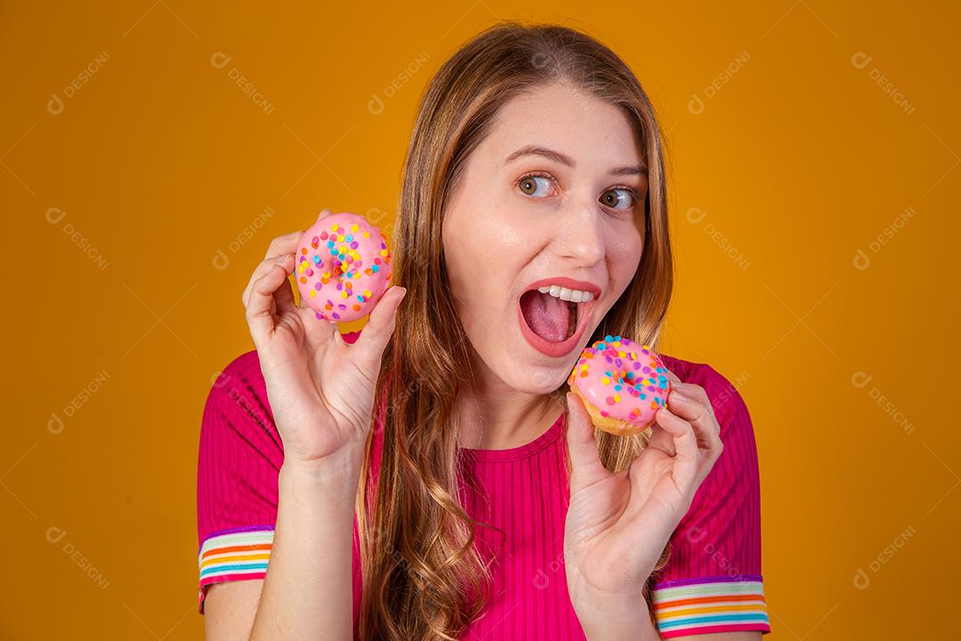Linda Jovem Loira com Donuts Coloridos