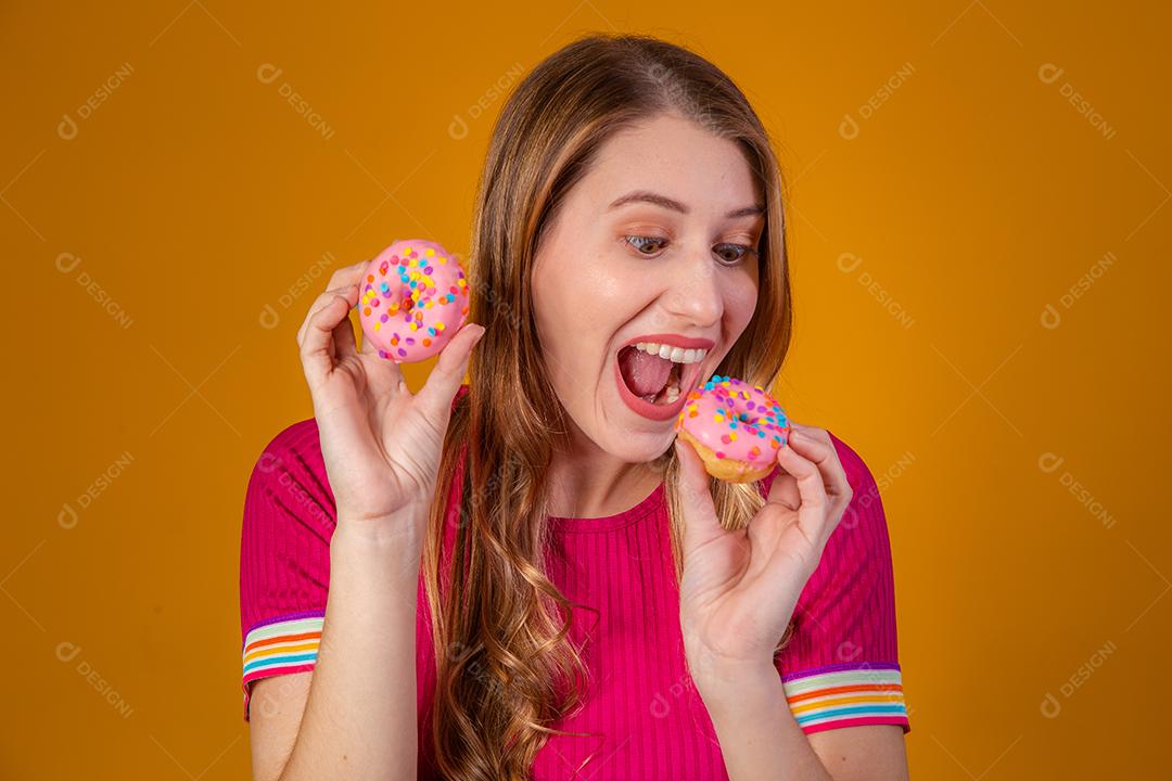 Linda Jovem Loira com Donuts Coloridos
