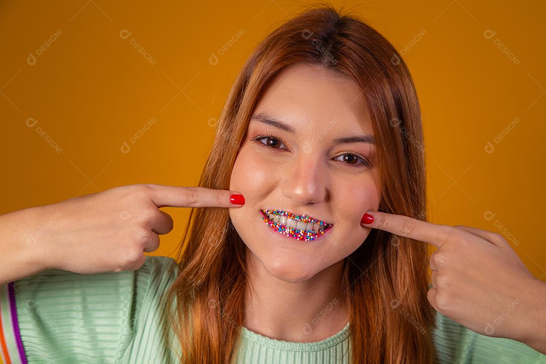 Linda Jovem Ruiva com boca com granulado colorido