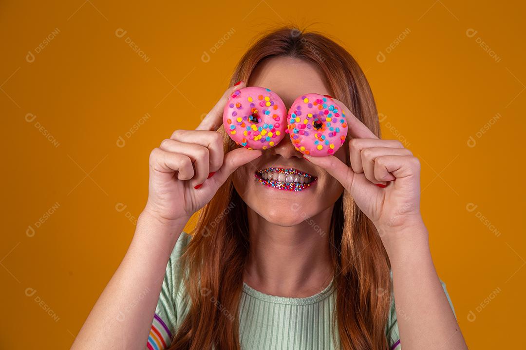 Linda Jovem Ruiva com rosquinhas