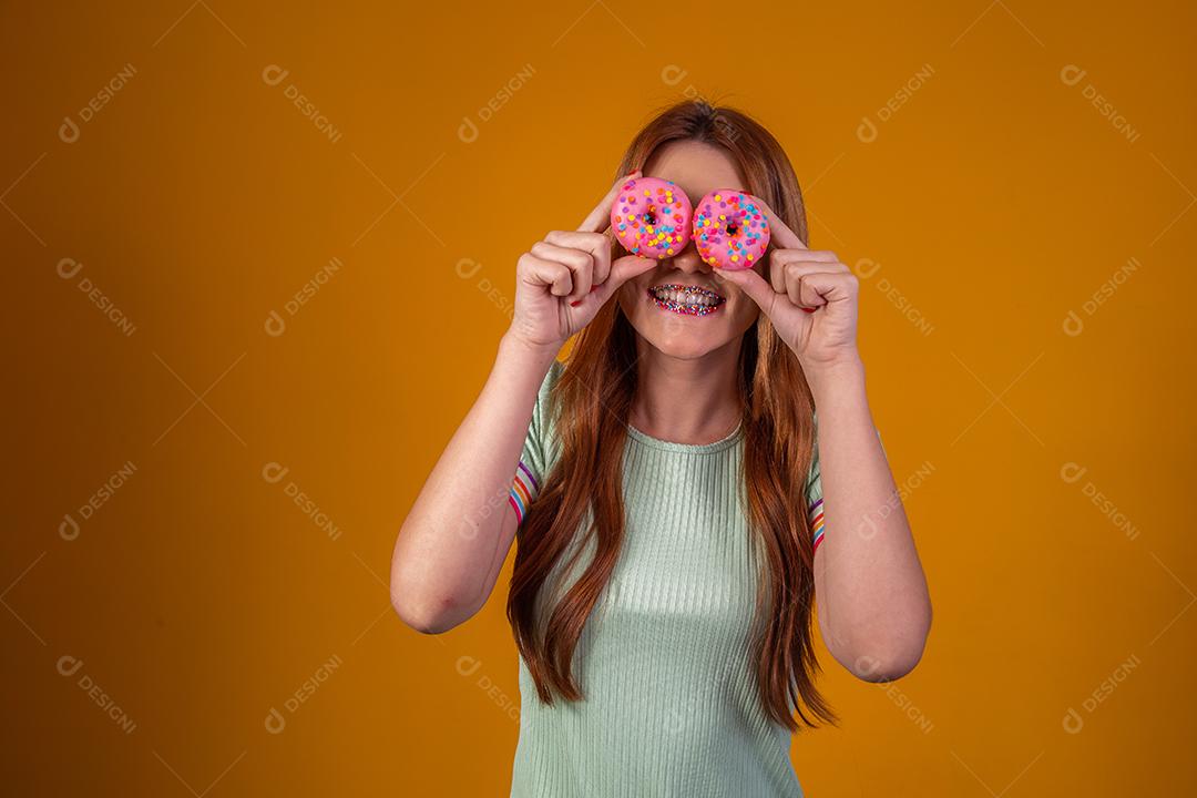 Linda Jovem Ruiva com rosquinhas