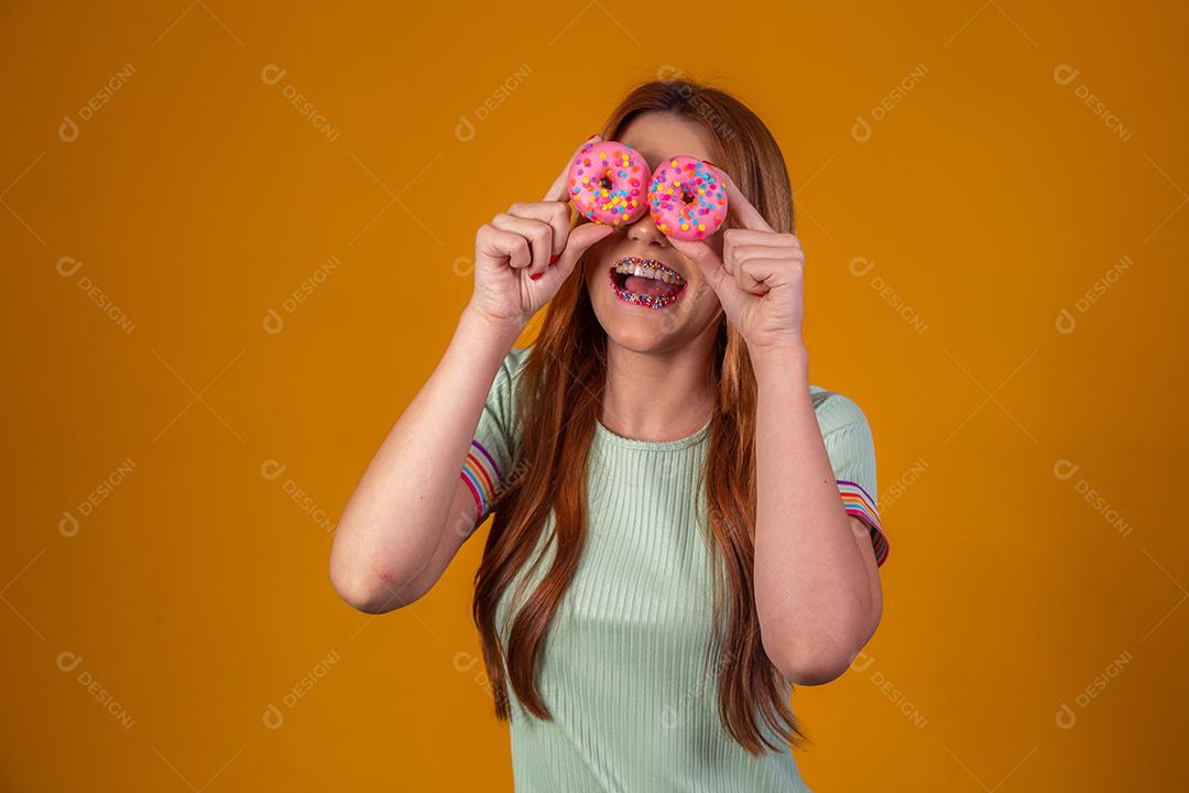 Linda Jovem Ruiva com rosquinhas