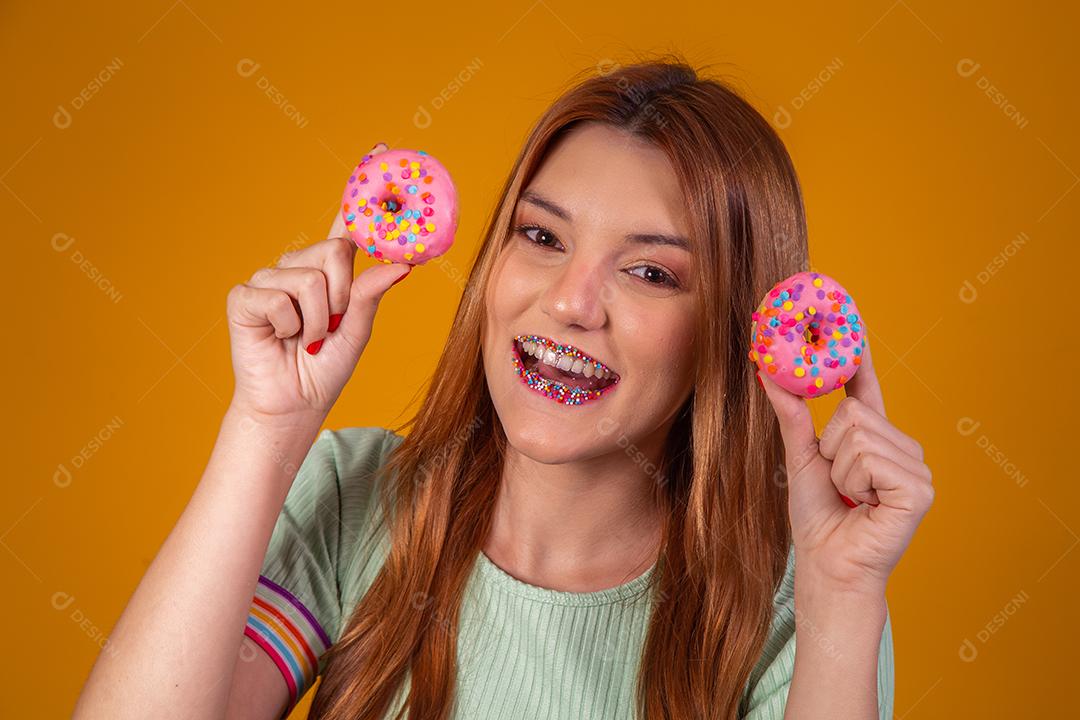 Linda Jovem Ruiva com rosquinhas