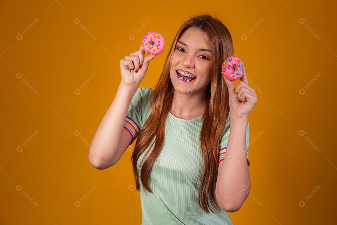 Linda Jovem Ruiva com rosquinhas