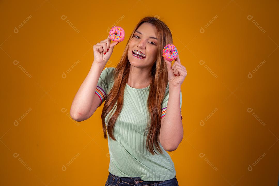 Linda Jovem Ruiva com rosquinhas