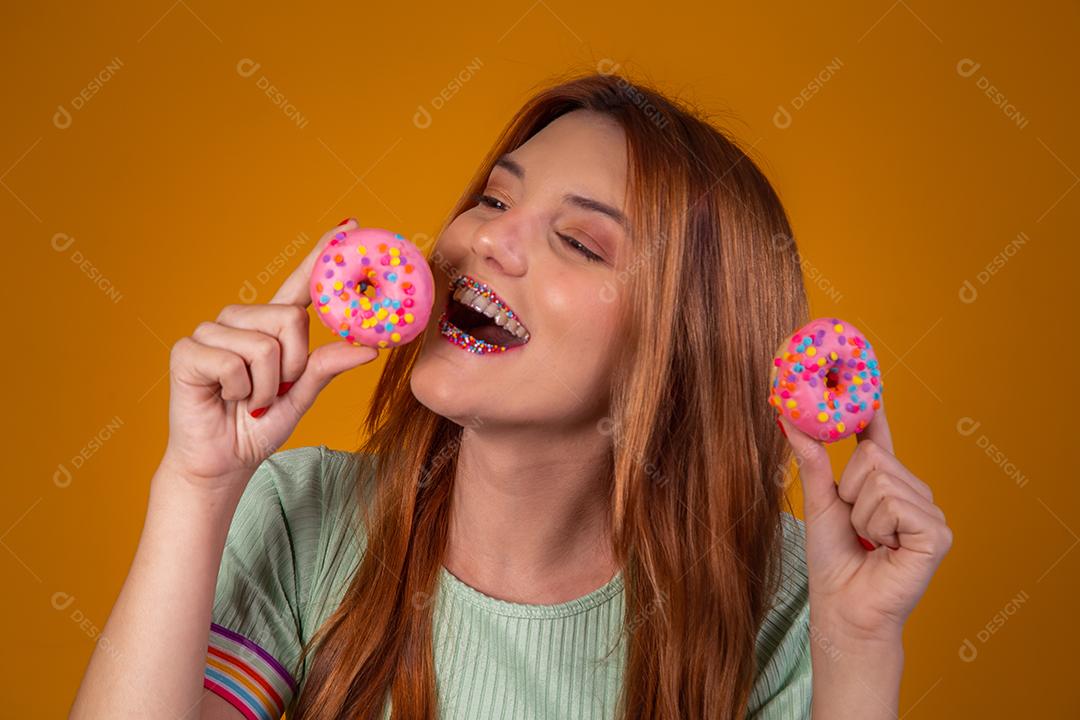 Linda Jovem Ruiva com rosquinhas