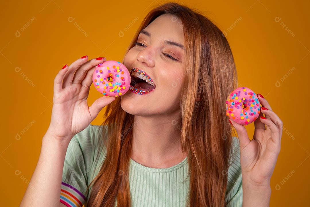 Linda Jovem Ruiva com rosquinhas