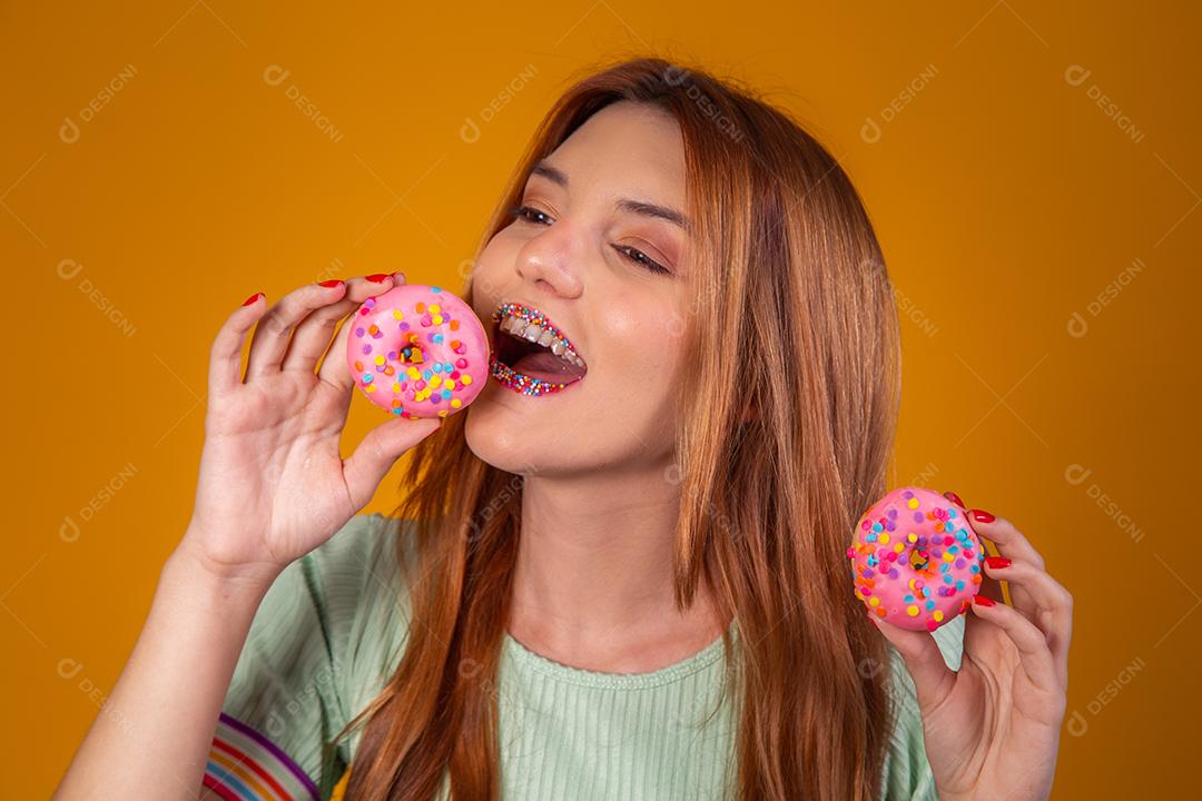 Linda Jovem Ruiva com rosquinhas