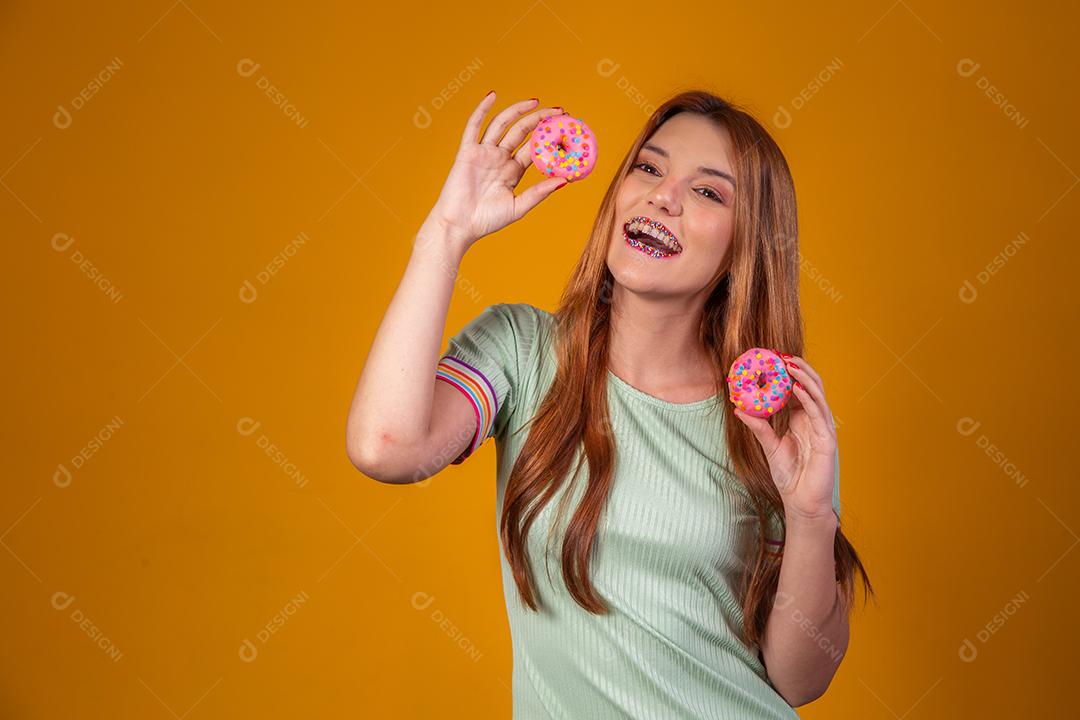 Linda Jovem Ruiva com rosquinhas