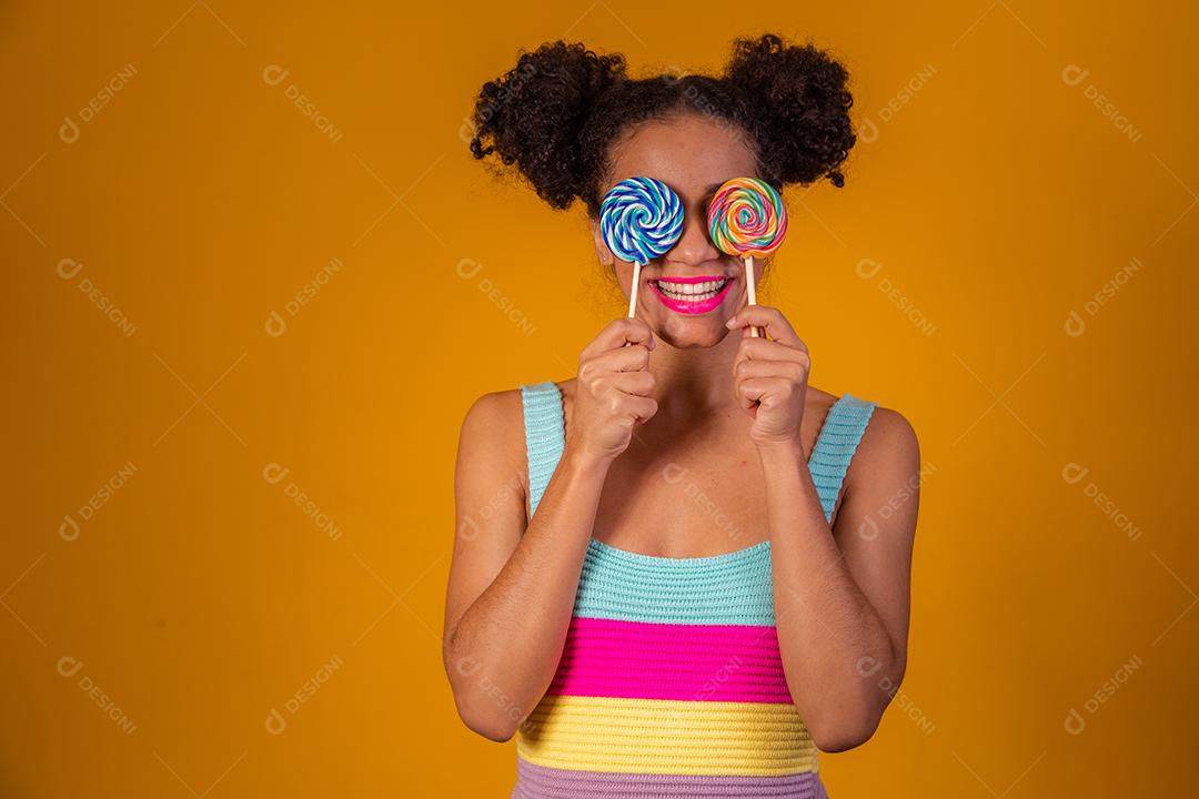 Linda Jovem Afro cobrindo os olhos pirulitos