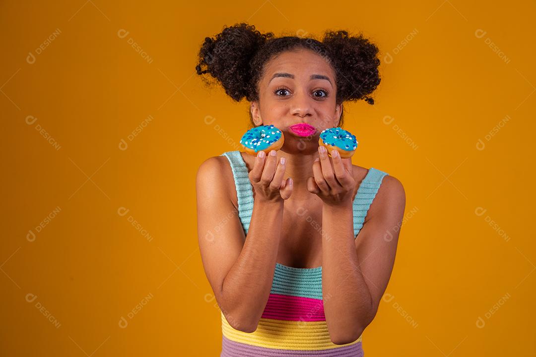 Linda Jovem Afro com pirulitos