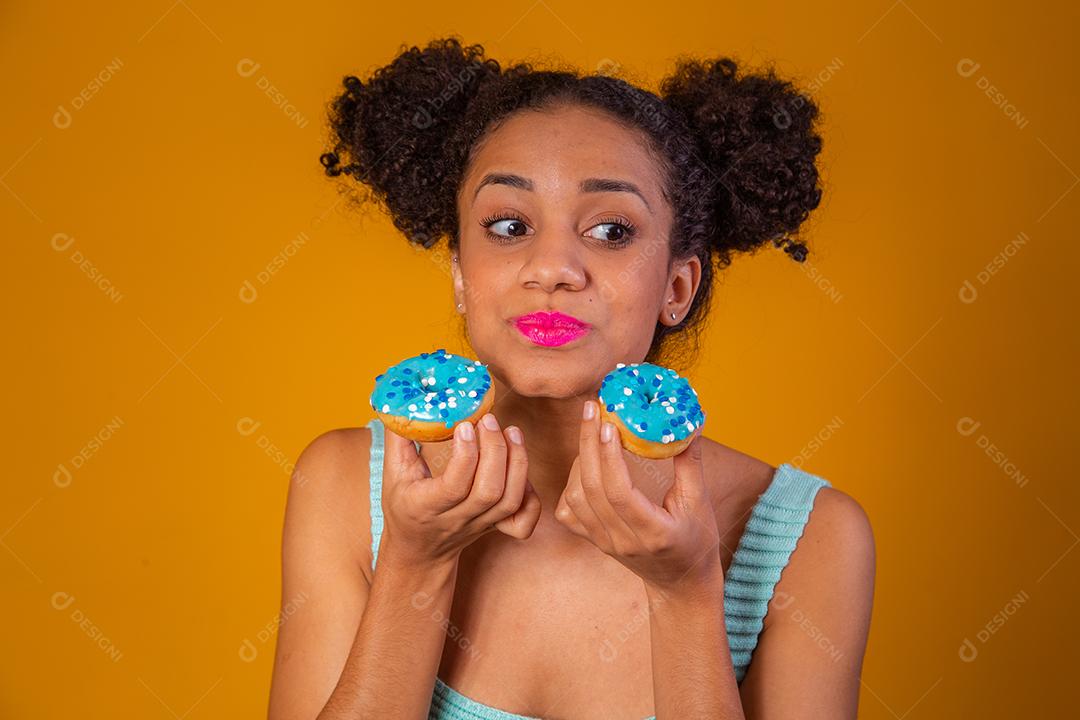 Linda Jovem Afro com rosquinha