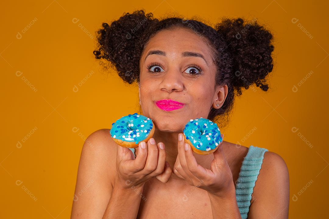 Linda Garota Afro segurando dois Donuts Coloridos