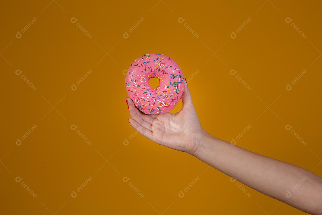 Mão segurando Donuts Colorido