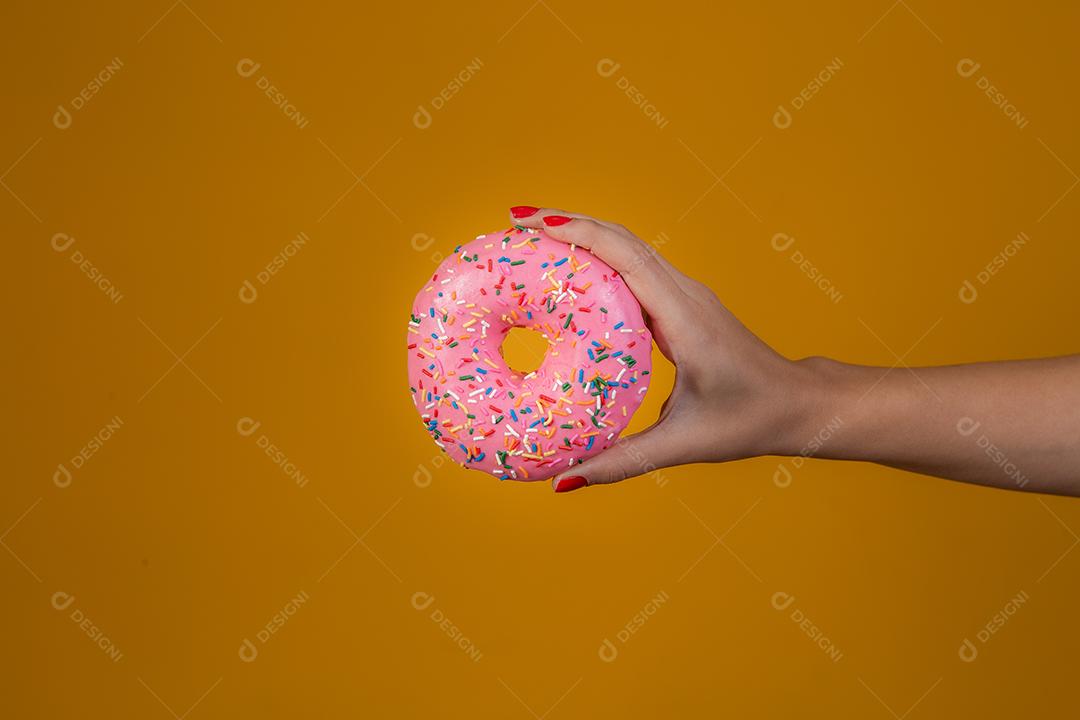 Mão segurando Donuts Colorido