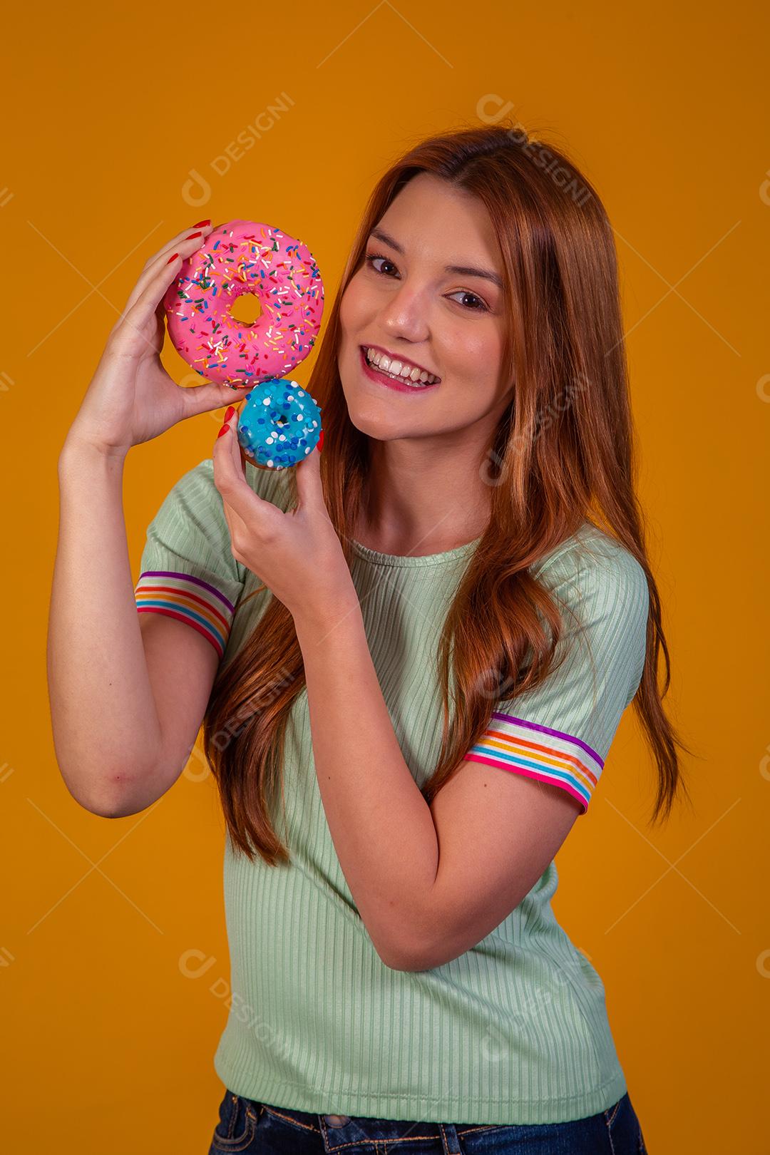 Linda Jovem Ruiva com Donuts