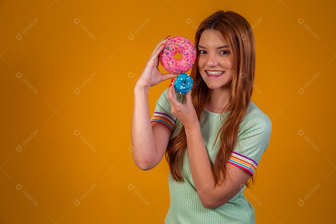 Linda Jovem Ruiva com Donuts