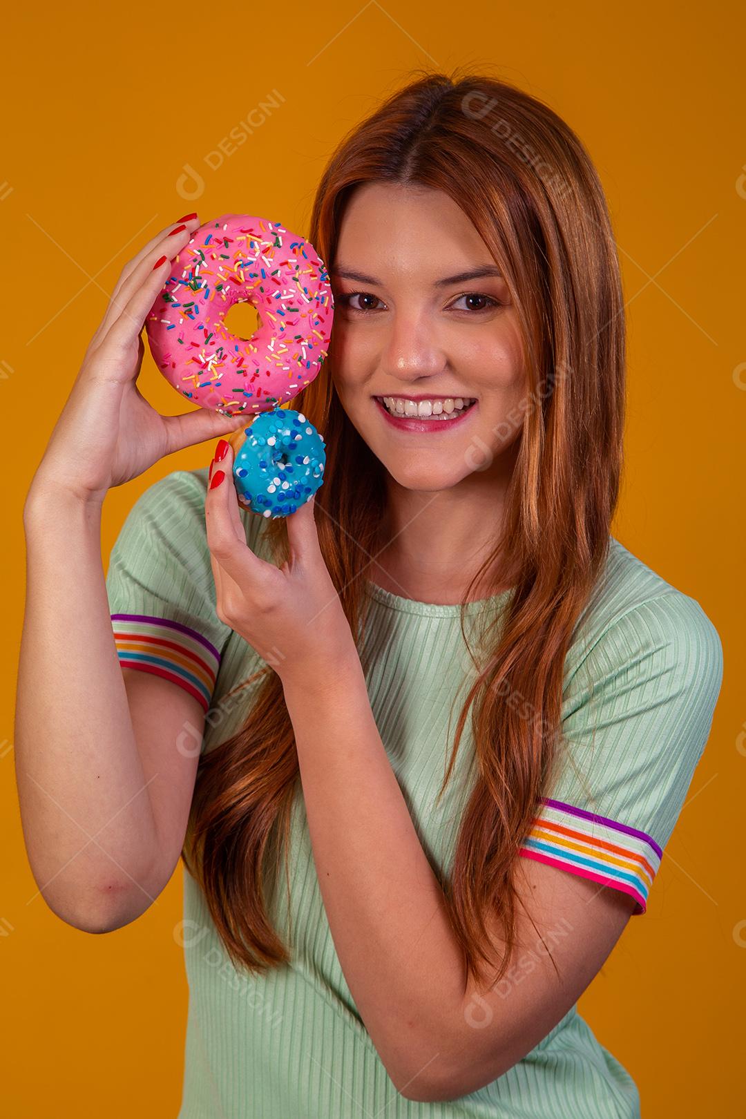 Linda Jovem Ruiva com Donuts