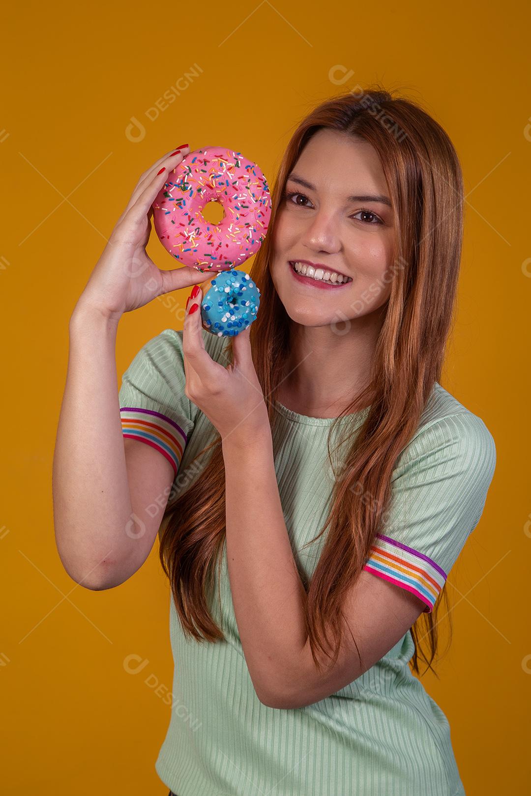 Linda Jovem Ruiva com Donuts