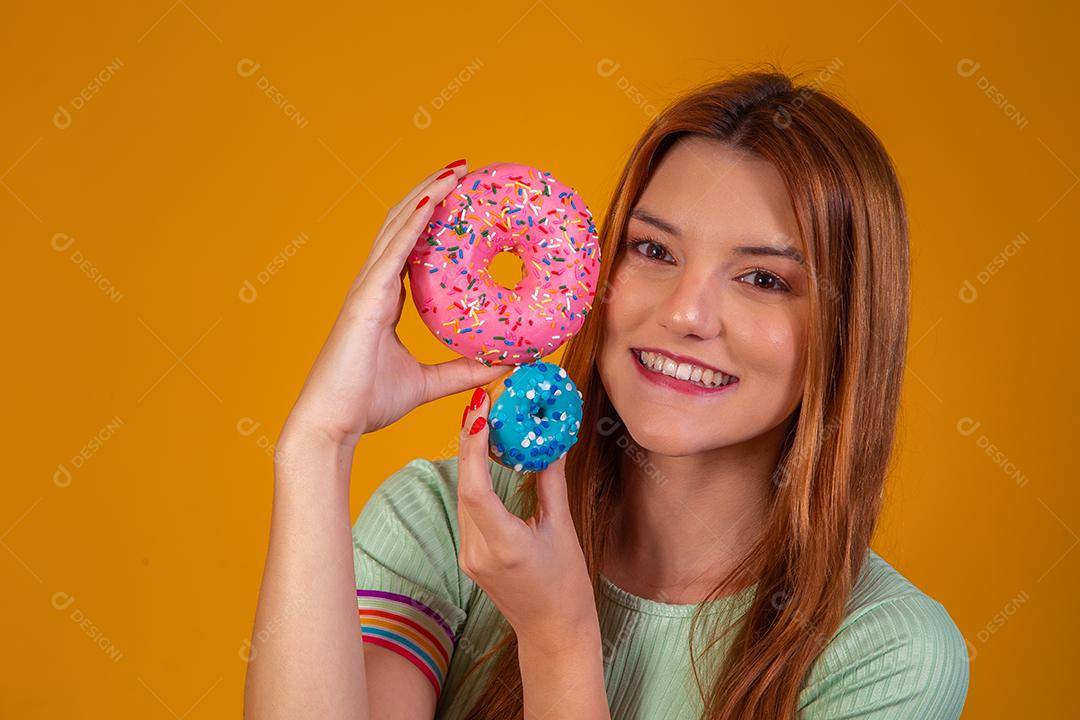 Linda Jovem Ruiva com Donuts