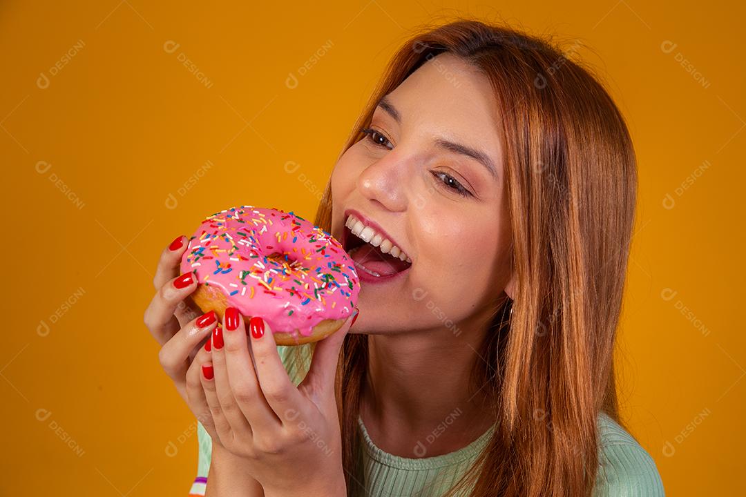 Linda Jovem Ruiva comendo Rosquinha Rosa