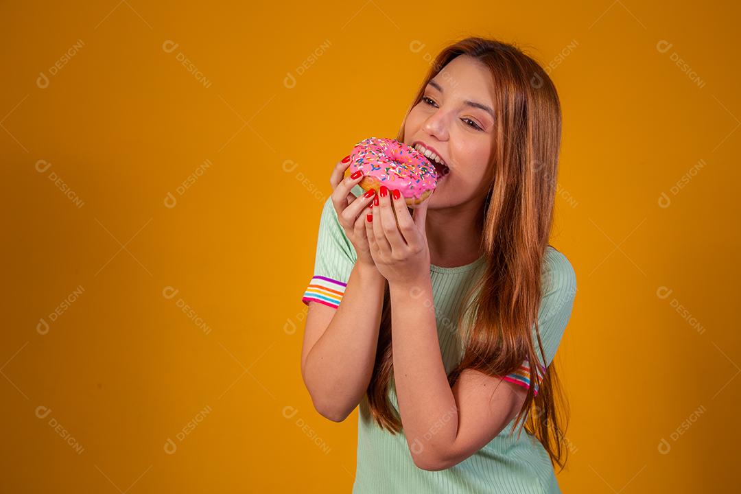Linda Jovem Ruiva comendo Rosquinha Rosa