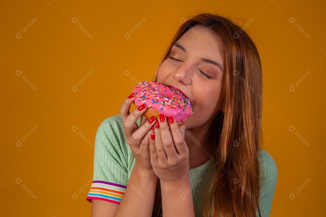 Linda Jovem Ruiva comendo Rosquinha Rosa