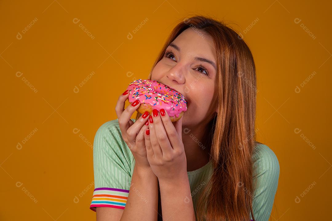 Linda Jovem Ruiva comendo Rosquinha Rosa