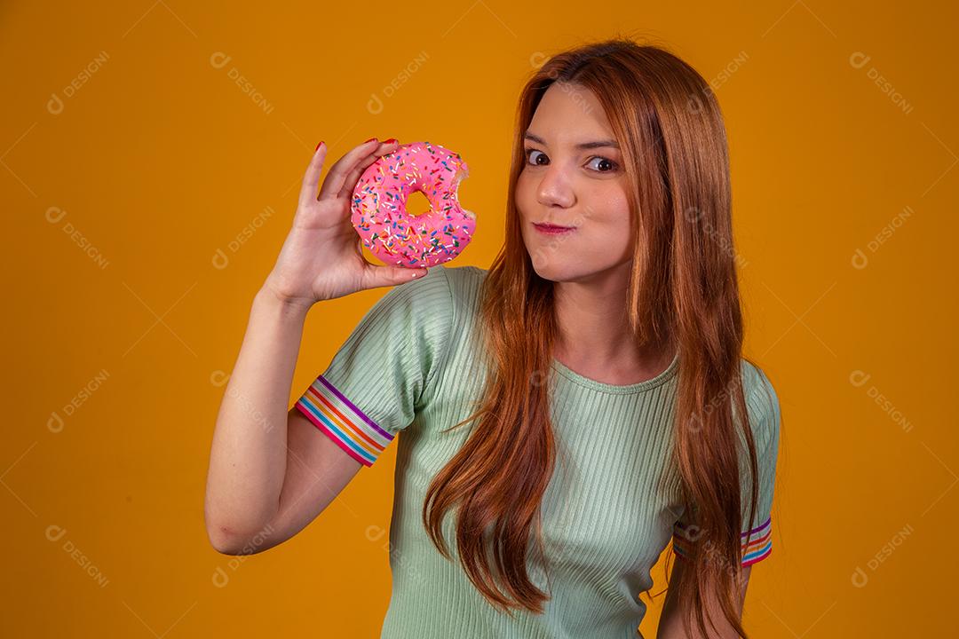 Linda Jovem Ruiva comendo Rosquinha Rosa