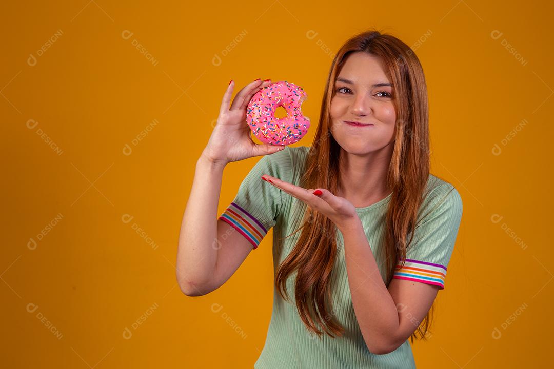 Linda Jovem Ruiva comendo Rosquinha Rosa