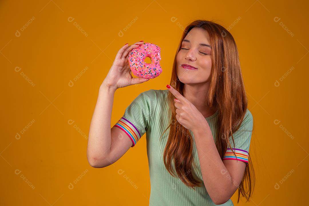 Linda Jovem Ruiva mostrando Rosquinha Rosa