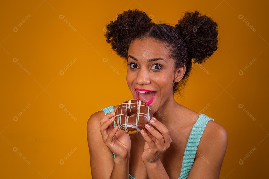 Linda Garota Afro segurando Rosquinha