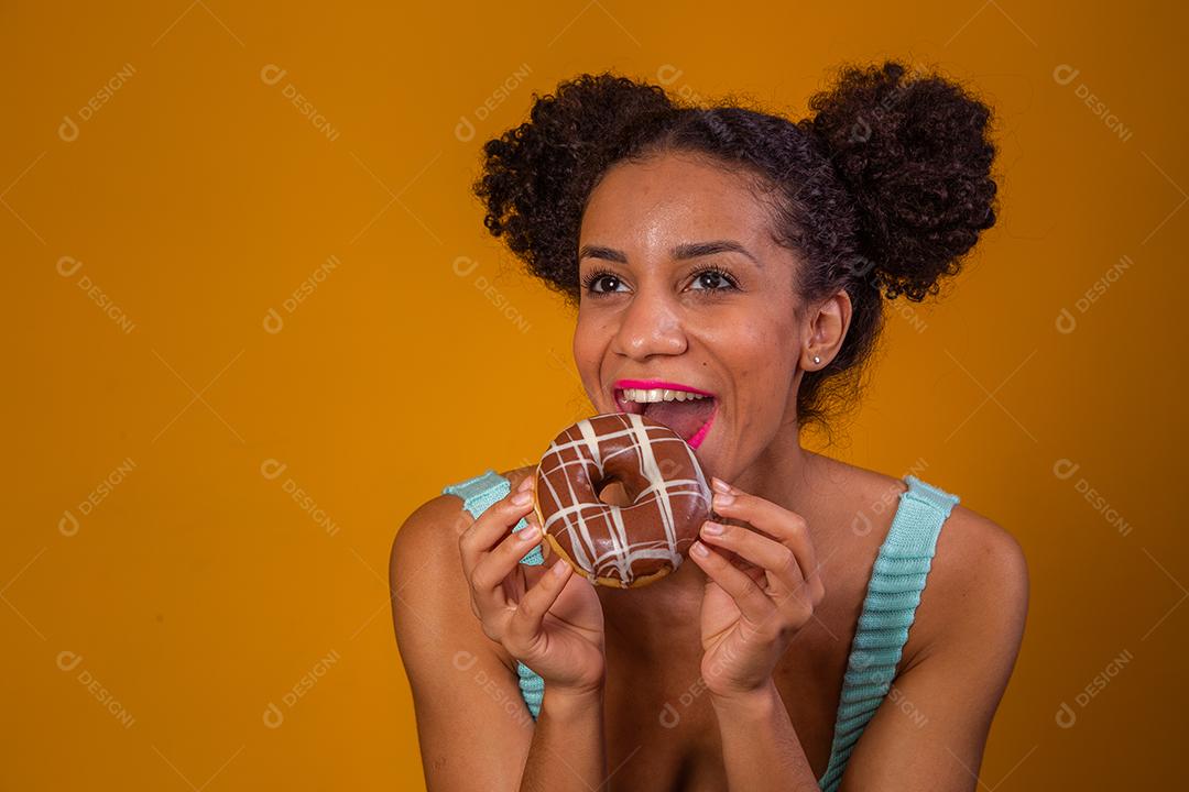 Linda Jovem Afro comendo Rosquinha