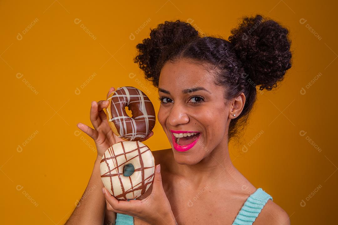 Linda Jovem Afro com Donuts