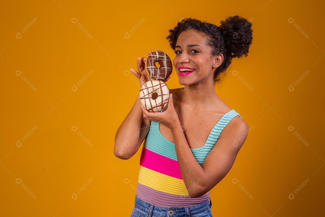 Linda Jovem Afro com Donuts