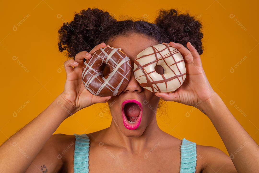 Linda Jovem Afro com Donuts