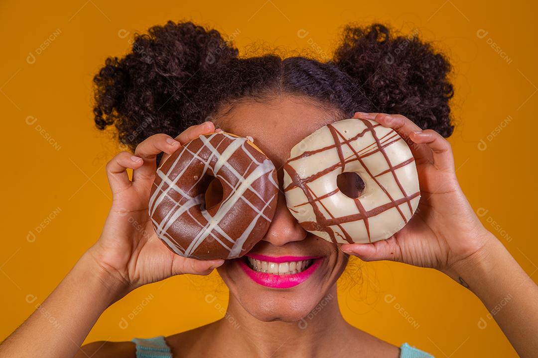 Linda Jovem Afro com Donuts