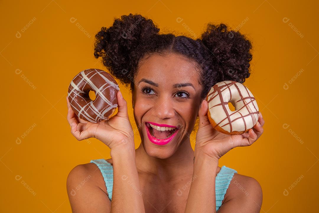 Linda Jovem Afro com Donuts